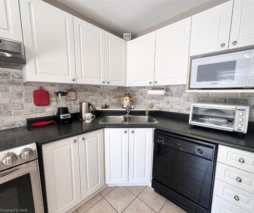 14 Saddler Street, Fonthill, ON - Indoor Photo Showing Kitchen With Double Sink