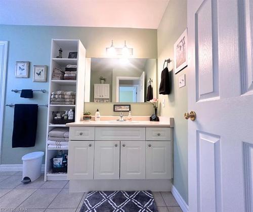 14 Saddler Street, Fonthill, ON - Indoor Photo Showing Bathroom