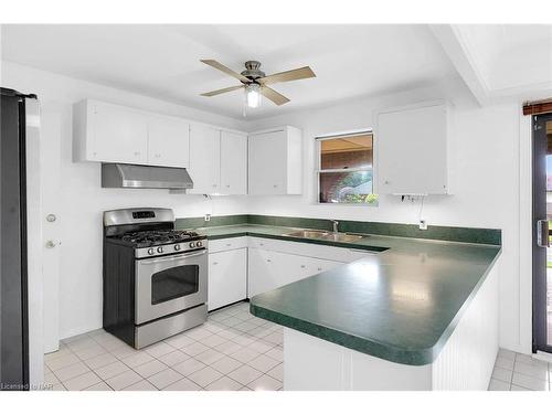 6835 Wills Street, Niagara Falls, ON - Indoor Photo Showing Kitchen