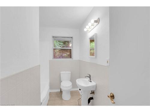 6835 Wills Street, Niagara Falls, ON - Indoor Photo Showing Bathroom