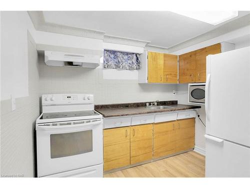 6835 Wills Street, Niagara Falls, ON - Indoor Photo Showing Kitchen