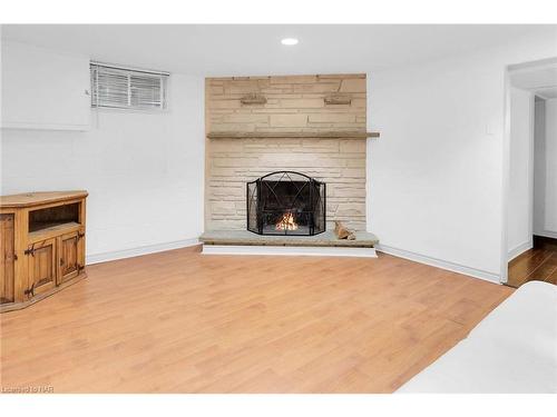 6835 Wills Street, Niagara Falls, ON - Indoor Photo Showing Living Room With Fireplace