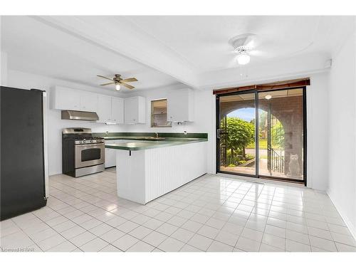 6835 Wills Street, Niagara Falls, ON - Indoor Photo Showing Kitchen