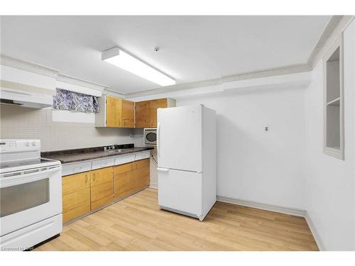 6835 Wills Street, Niagara Falls, ON - Indoor Photo Showing Kitchen