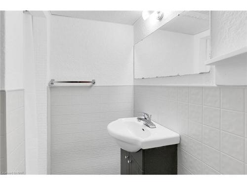 6835 Wills Street, Niagara Falls, ON - Indoor Photo Showing Bathroom