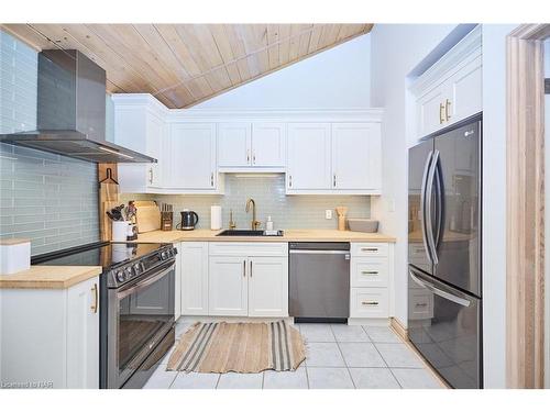 202 Anne Street, Niagara-On-The-Lake, ON - Indoor Photo Showing Kitchen With Upgraded Kitchen