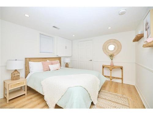 202 Anne Street, Niagara-On-The-Lake, ON - Indoor Photo Showing Bedroom