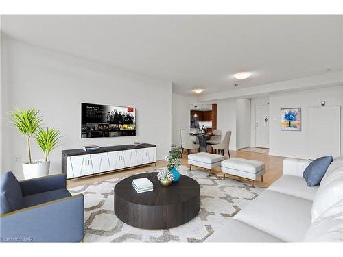 607-5070 Pinedale Avenue, Burlington, ON - Indoor Photo Showing Living Room