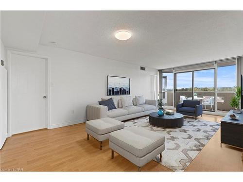 607-5070 Pinedale Avenue, Burlington, ON - Indoor Photo Showing Living Room