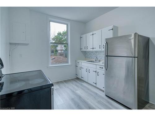 22 St. Paul Street, St. Catharines, ON - Indoor Photo Showing Kitchen