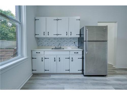 22 St. Paul Street, St. Catharines, ON - Indoor Photo Showing Kitchen