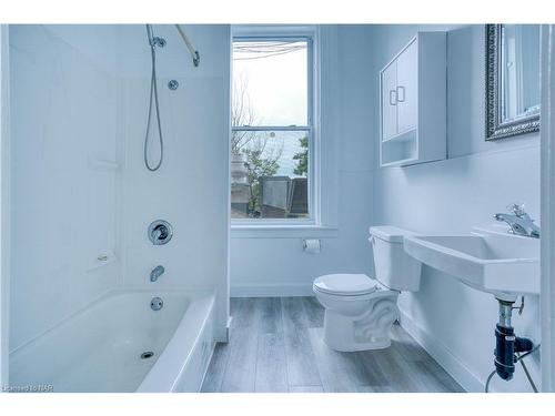 22 St. Paul Street, St. Catharines, ON - Indoor Photo Showing Bathroom