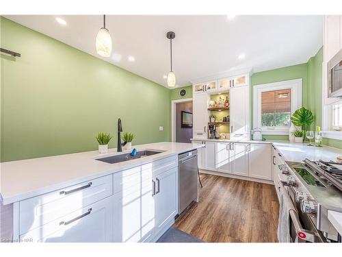 7967 Booth Street, Niagara Falls, ON - Indoor Photo Showing Kitchen With Upgraded Kitchen