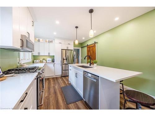 7967 Booth Street, Niagara Falls, ON - Indoor Photo Showing Kitchen With Upgraded Kitchen