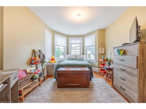 7967 Booth Street, Niagara Falls, ON - Indoor Photo Showing Bedroom