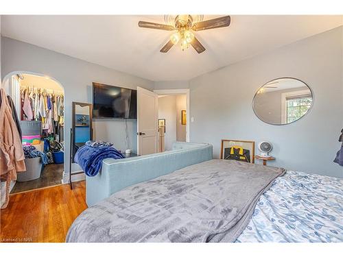 7967 Booth Street, Niagara Falls, ON - Indoor Photo Showing Bedroom