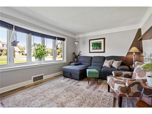 118 Westchester Avenue, St. Catharines, ON - Indoor Photo Showing Living Room