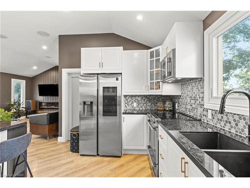 5 Dorothy Street, St. Catharines, ON - Indoor Photo Showing Kitchen With Double Sink With Upgraded Kitchen