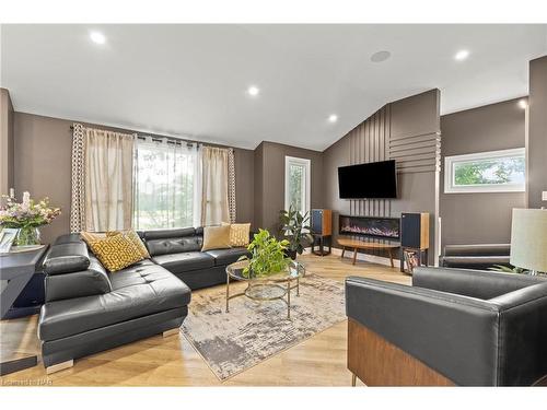 5 Dorothy Street, St. Catharines, ON - Indoor Photo Showing Living Room