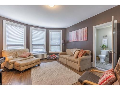 103 Maple Street, St. Catharines, ON - Indoor Photo Showing Living Room