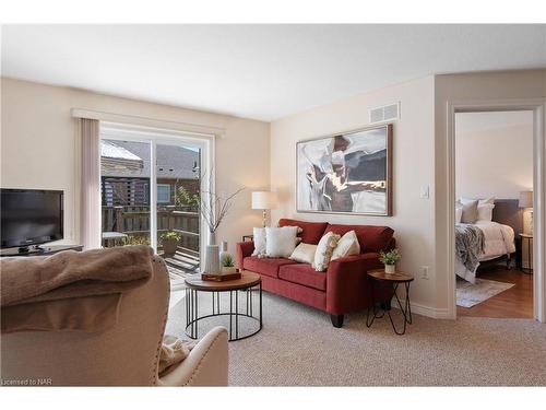 4 Avery Crescent, St. Catharines, ON - Indoor Photo Showing Living Room