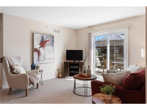 4 Avery Crescent, St. Catharines, ON - Indoor Photo Showing Living Room