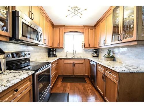 7710 Preakness Street, Niagara Falls, ON - Indoor Photo Showing Kitchen With Stainless Steel Kitchen With Upgraded Kitchen