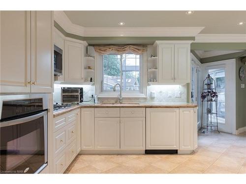 2550 Noella Crescent, Niagara Falls, ON - Indoor Photo Showing Kitchen