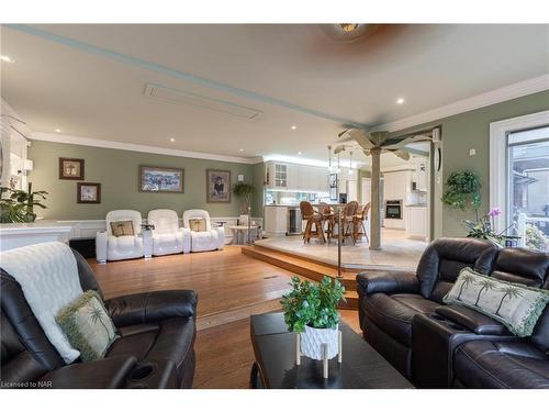 2550 Noella Crescent, Niagara Falls, ON - Indoor Photo Showing Living Room