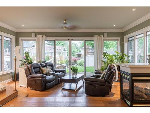 2550 Noella Crescent, Niagara Falls, ON - Indoor Photo Showing Living Room With Fireplace