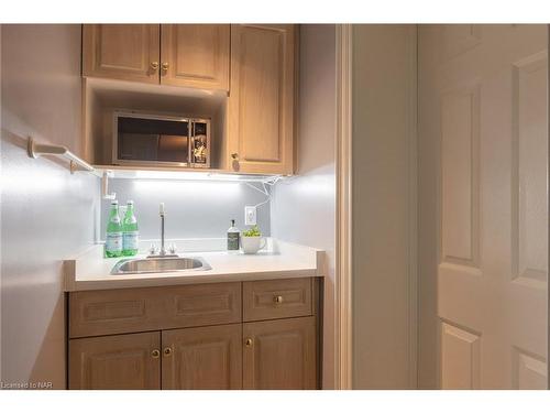 2550 Noella Crescent, Niagara Falls, ON - Indoor Photo Showing Kitchen