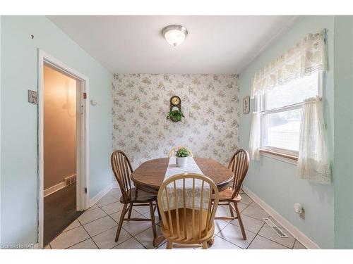 11 Brisbane Glen, St. Catharines, ON - Indoor Photo Showing Dining Room