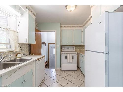 11 Brisbane Glen, St. Catharines, ON - Indoor Photo Showing Kitchen With Double Sink