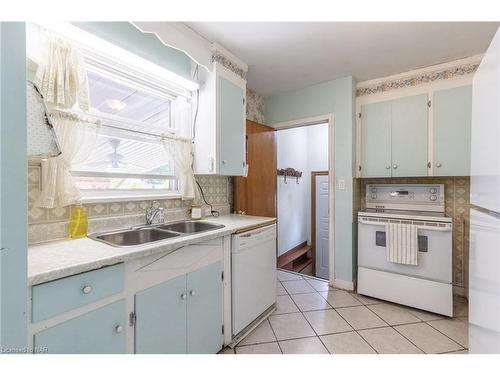 11 Brisbane Glen, St. Catharines, ON - Indoor Photo Showing Kitchen With Double Sink