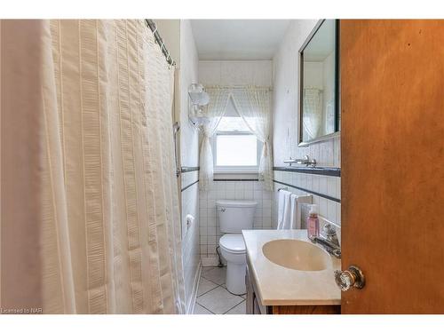 11 Brisbane Glen, St. Catharines, ON - Indoor Photo Showing Bathroom