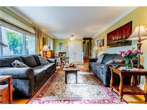 1 Lakewood Crescent, Port Colborne, ON - Indoor Photo Showing Living Room