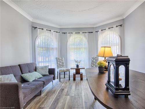 20 Chessington Street, St. Catharines, ON - Indoor Photo Showing Living Room