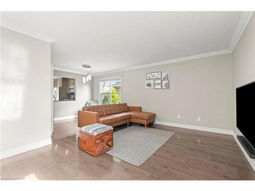 66 Elderwood Drive, St. Catharines, ON - Indoor Photo Showing Living Room