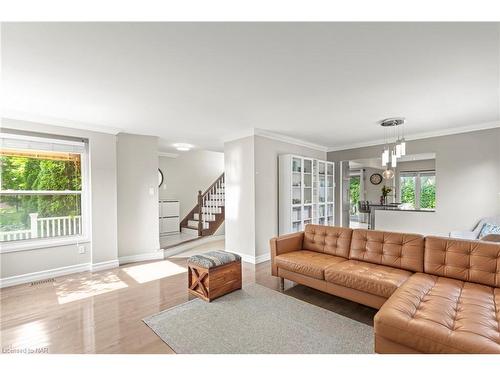 66 Elderwood Drive, St. Catharines, ON - Indoor Photo Showing Living Room