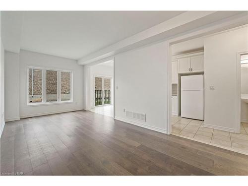 28 Bruton Street, Thorold, ON - Indoor Photo Showing Living Room