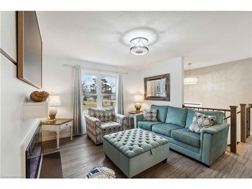 83 Gordon Avenue, Ridgeway, ON - Indoor Photo Showing Living Room