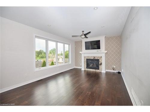 6254 Shapton Crescent, Niagara Falls, ON - Indoor Photo Showing Living Room With Fireplace