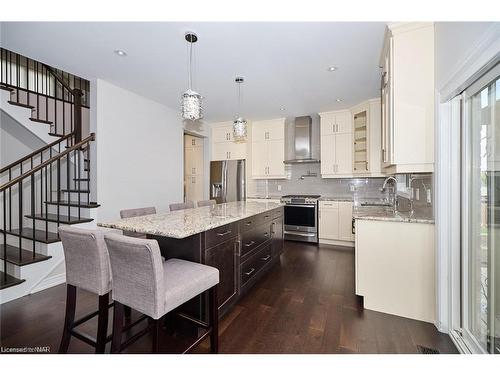 6254 Shapton Crescent, Niagara Falls, ON - Indoor Photo Showing Kitchen With Upgraded Kitchen