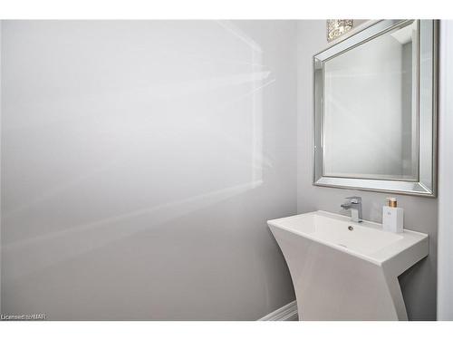 6254 Shapton Crescent, Niagara Falls, ON - Indoor Photo Showing Bathroom