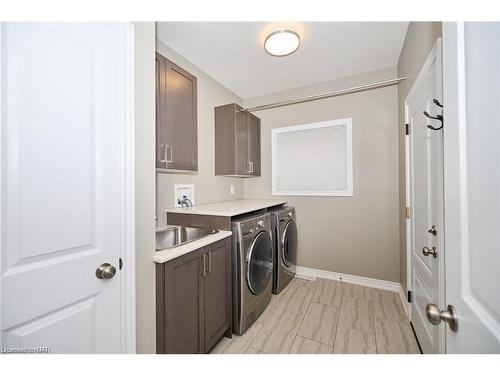 6254 Shapton Crescent, Niagara Falls, ON - Indoor Photo Showing Laundry Room