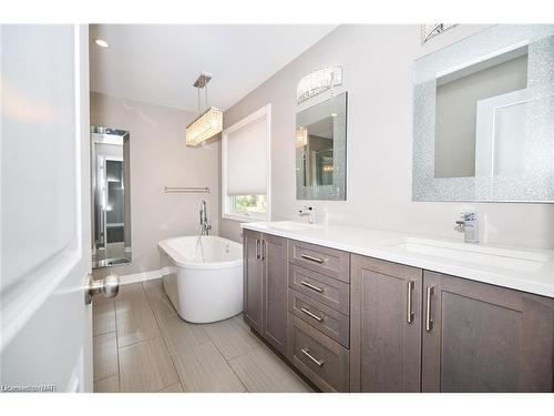 6254 Shapton Crescent, Niagara Falls, ON - Indoor Photo Showing Bathroom