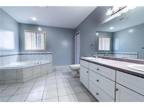 7005 Kelly Drive, Niagara Falls, ON - Indoor Photo Showing Bathroom