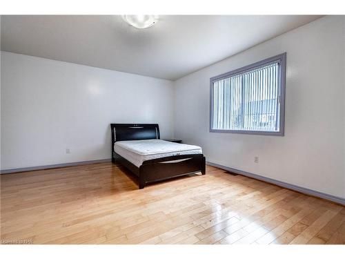 7005 Kelly Drive, Niagara Falls, ON - Indoor Photo Showing Bedroom