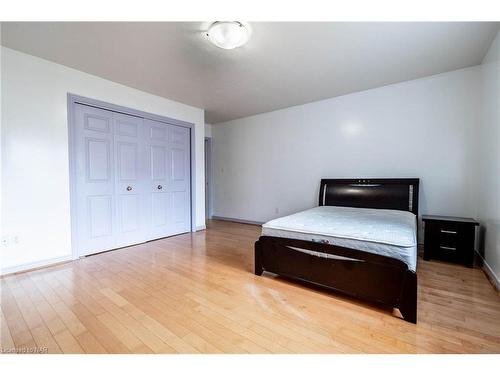 7005 Kelly Drive, Niagara Falls, ON - Indoor Photo Showing Bedroom