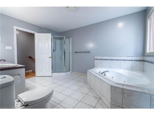 7005 Kelly Drive, Niagara Falls, ON - Indoor Photo Showing Bathroom